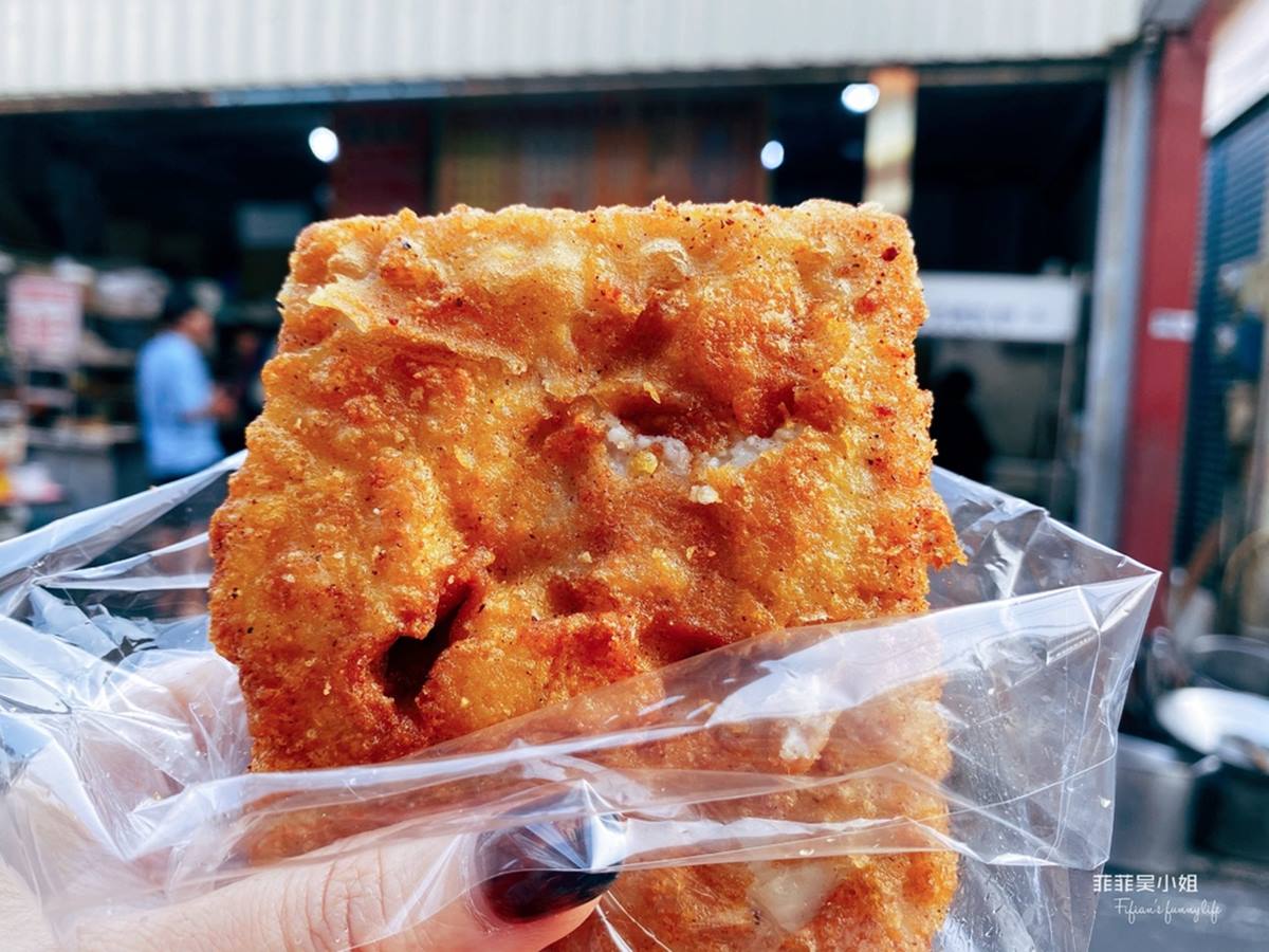 洪媽媽早餐店的琉球粿吃起來就像傳統的炸粿。(圖/菲菲吳小姐 ♥ Fifian‘s Funny Life ♥提供)