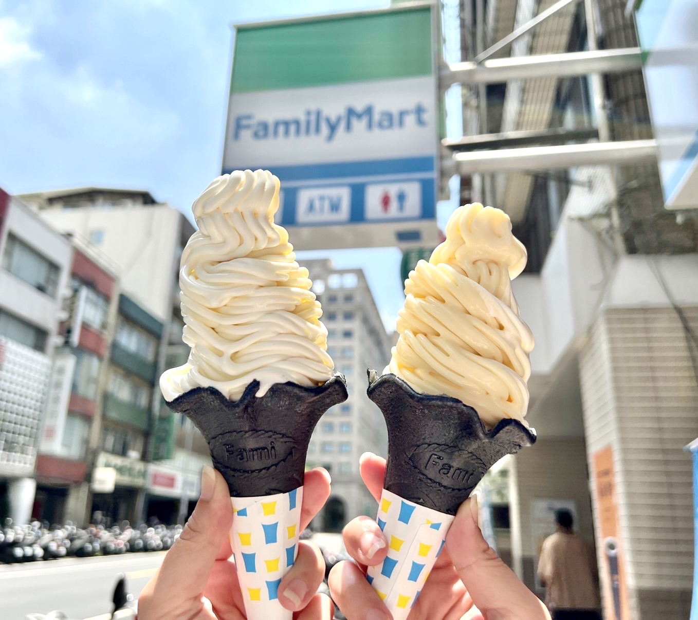 全家霜淇淋引進日本「蒙布朗」出料口，條狀造型超搶眼好拍。（圖／全家提供）