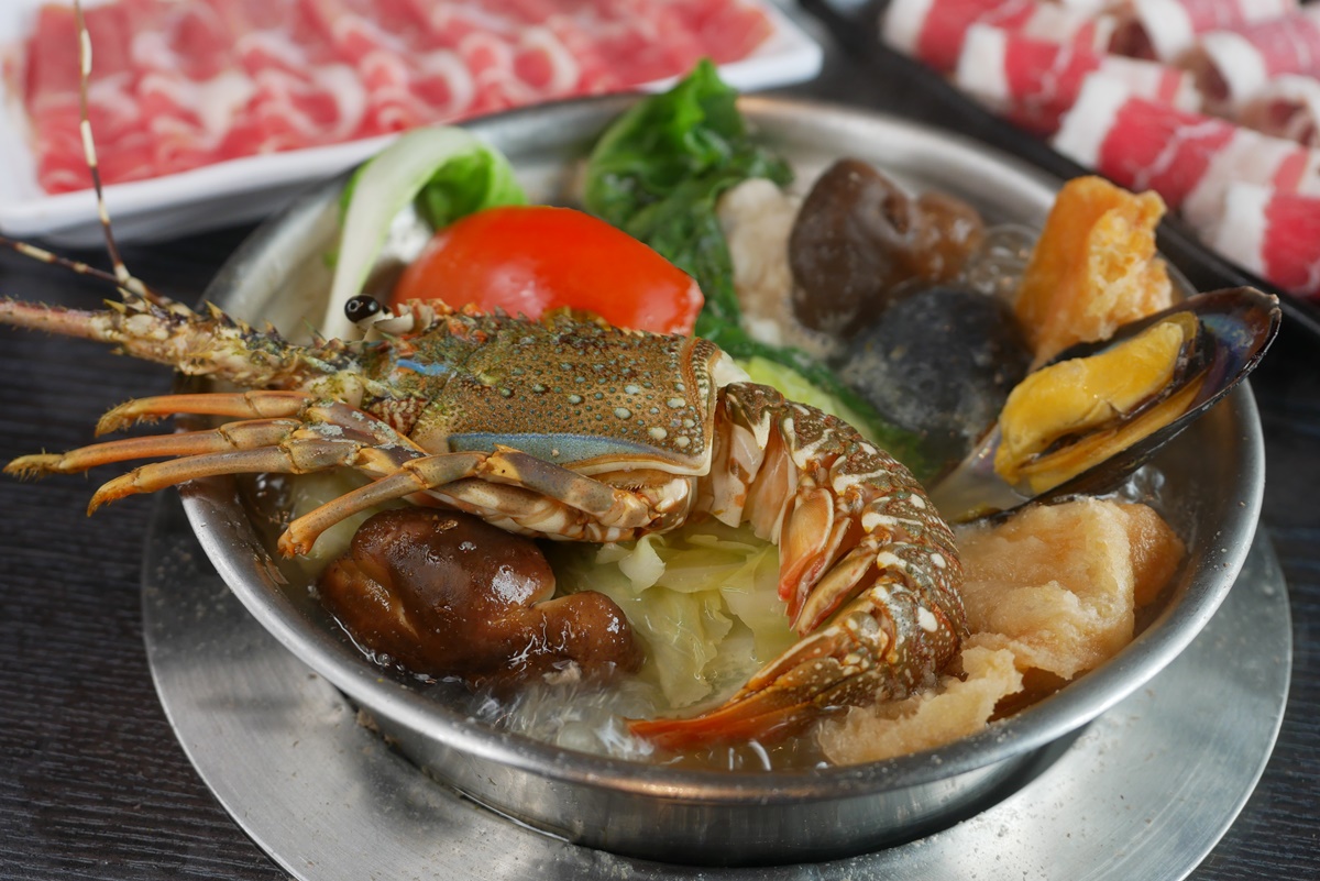 竹北店推出限定7月底前,來電預約就免費送龍蝦1份。(圖/千葉火鍋提供)
