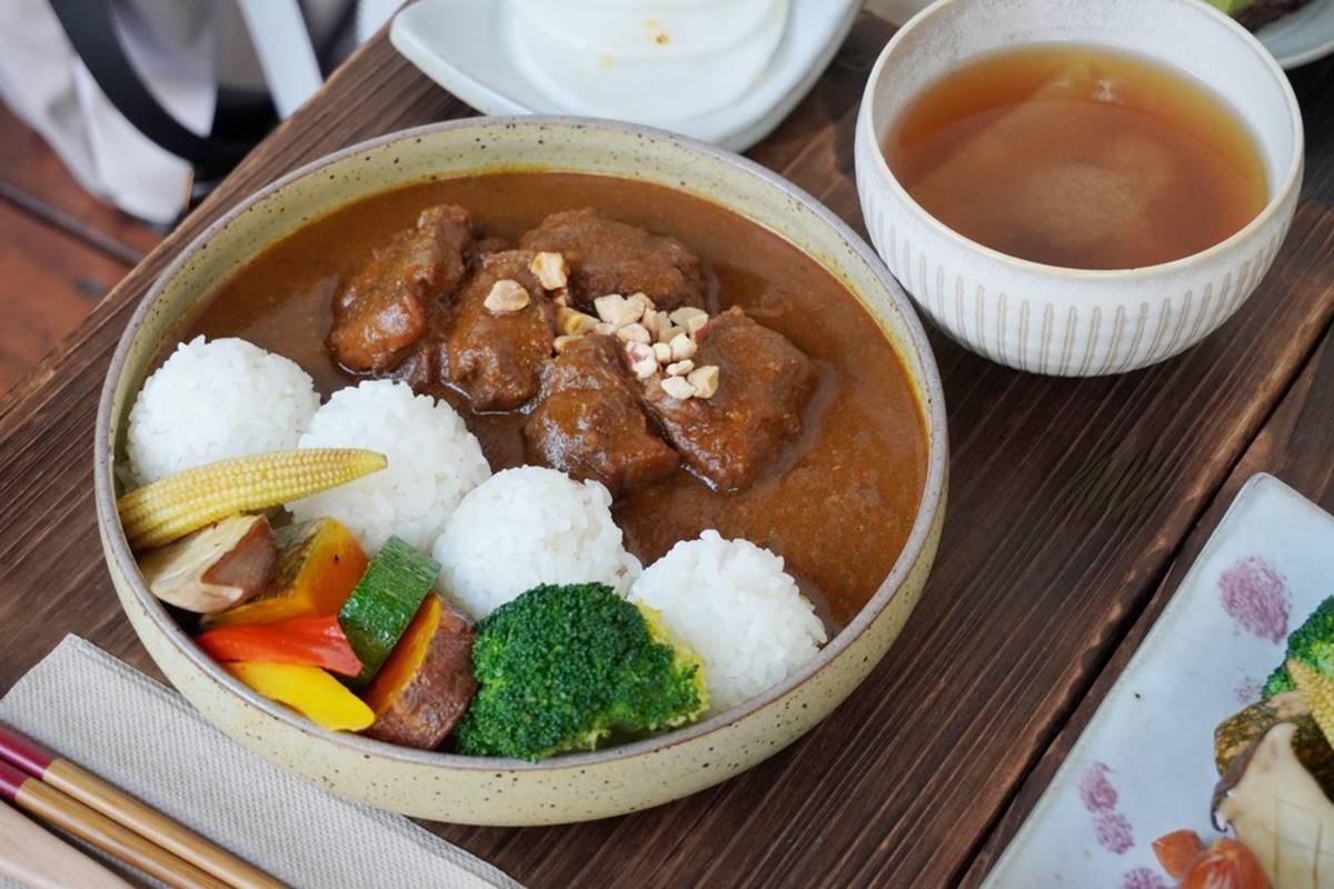香料牛肉咖哩飯套餐色香味俱全。(圖/金靈問路)