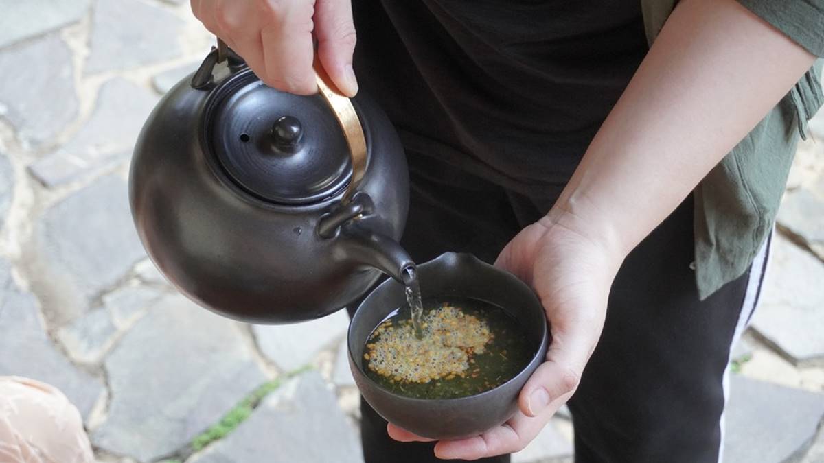 倒出來用充滿禪風的小碗瀝乾玄米後,就可以飲用了。(圖/金靈問路)