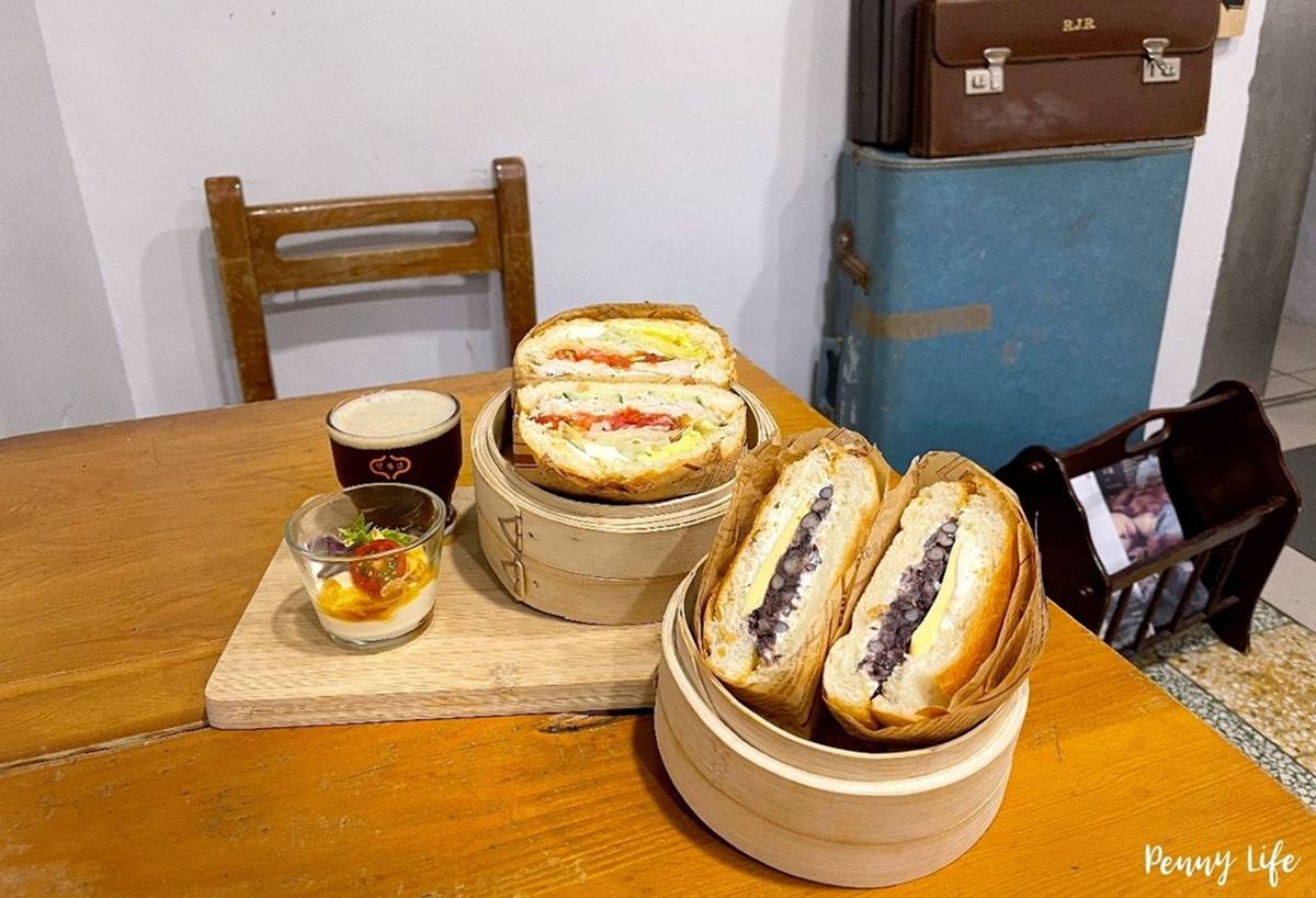 萬丹紅豆鮮奶油堡是店內招牌。(圖/雙子喵玩樂旅行PennyLife提供)