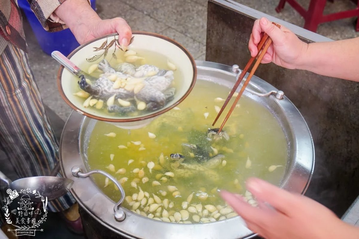 一大鍋超補的蒜頭田雞湯,滿滿的青蛙與蒜頭看起來好療癒。(圖/野田咩的美食書國提供)