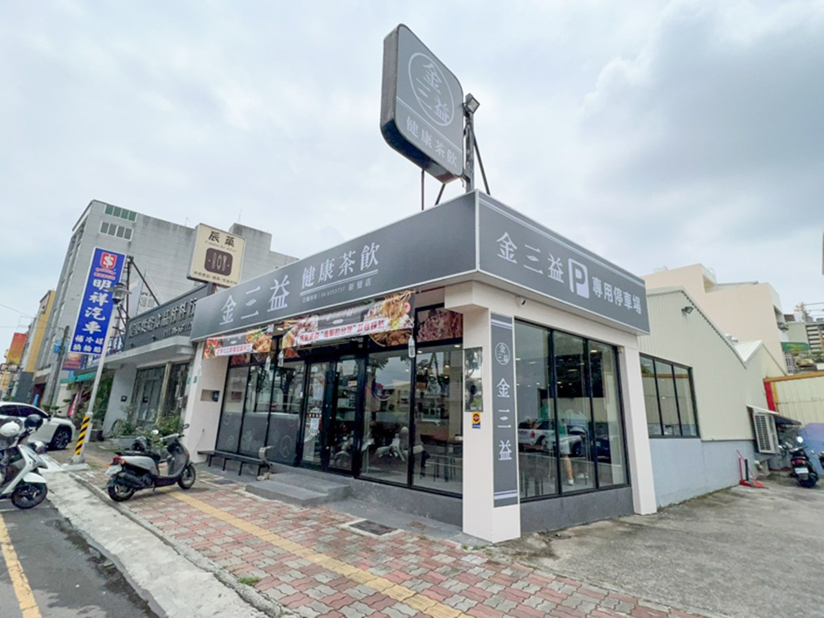 金三益健康茶飲,新營店一開幕就人潮不斷。(圖/花露露 の花花世界提供)