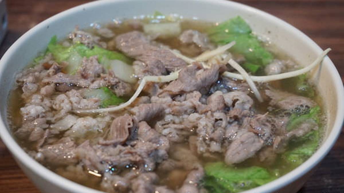 當歸羊肉片湯有滿滿的羊肉片，湯喝起來很爽口。（圖／水晶安蹄不務正業過生活）