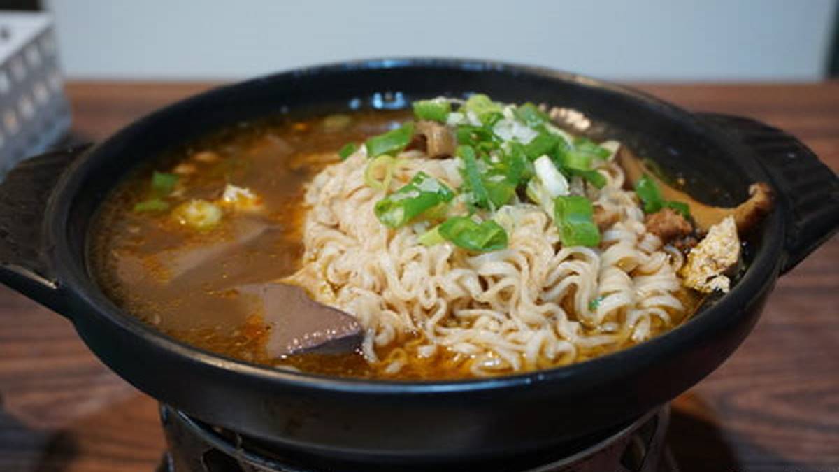 麻辣綜合裡頭有臭豆腐、鴨血以及另外加的科學麵。（圖／水晶安蹄不務正業過生活）