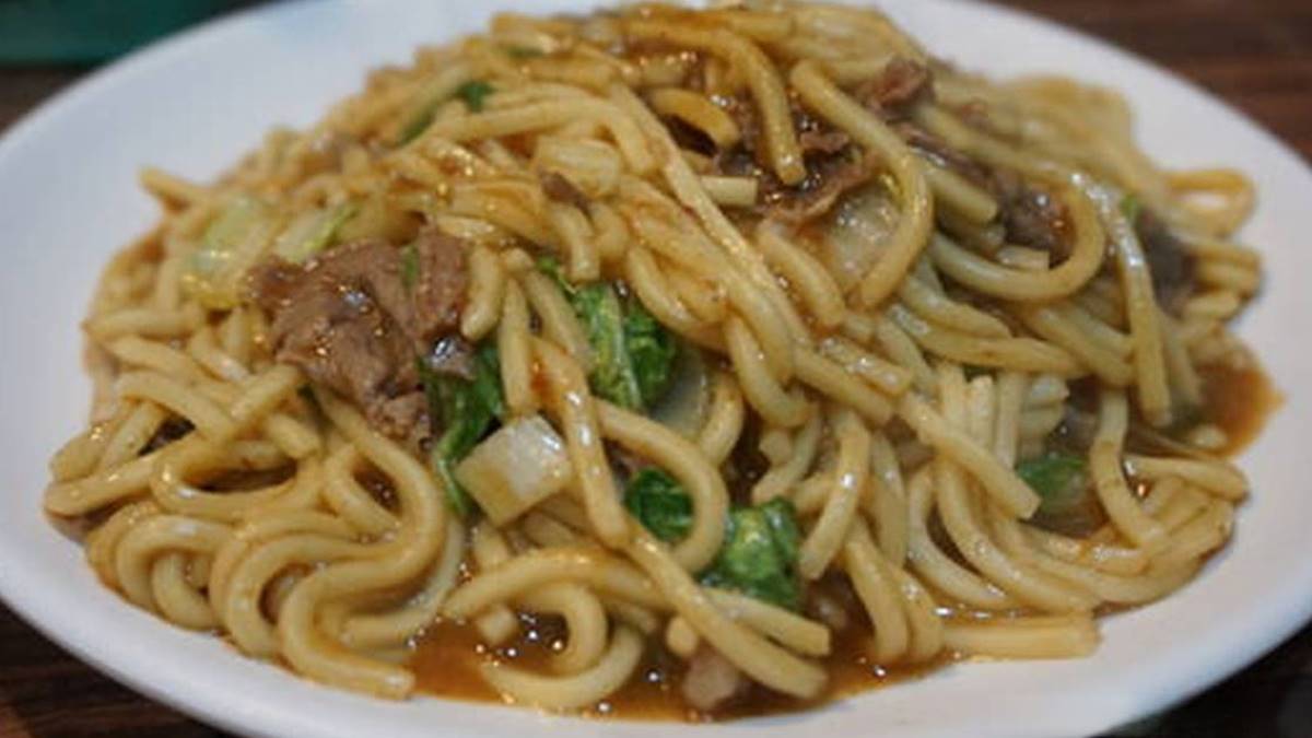 沙茶羊肉炒麵不僅香氣濃郁又入味，口感也不錯。（圖／水晶安蹄不務正業過生活）