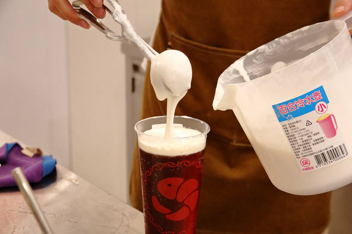 看著店家將茶湯鋪上用現打起司製成的奶蓋,就覺得絲滑濃醇。(圖/翰寶寶與小珊珊的旅遊美食生活手札)
