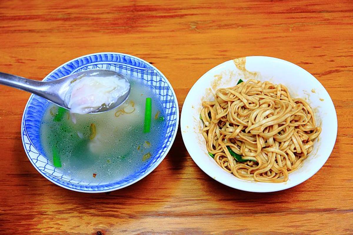 「老麵店」是飄香70幾年古早味的台式麵店,Google網評有2000則。(圖/Upssmile向上的微笑萍子 旅食設影)
