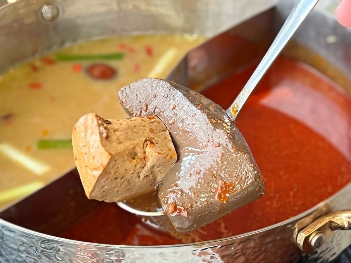 鍋內的辣豆腐和鴨血吸附了滿滿的湯汁,辣的很過癮。(圖/小美阿姨x攝影美食旅行提供)