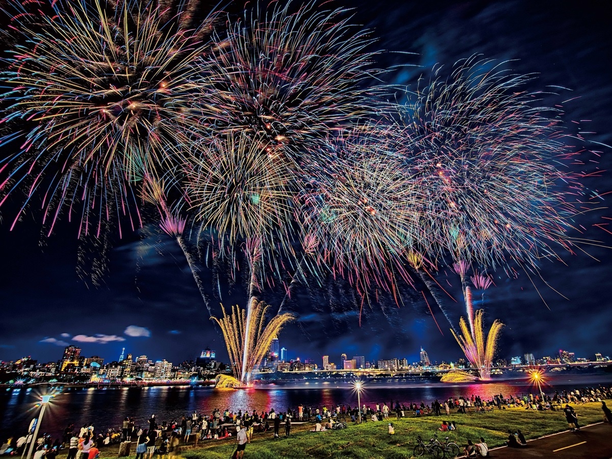 今年特別引進了「日本花火大會」話題十足的變色花柱。（示意圖／觀傳局提供）