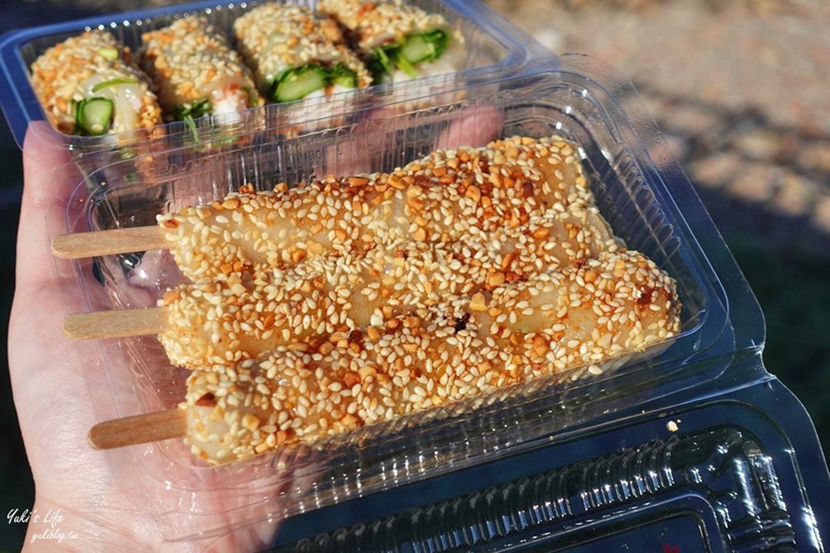 拿到手的烏魚子麻糬,正好是方便入口的微熱溫度。(圖/Yuki's Life提供)