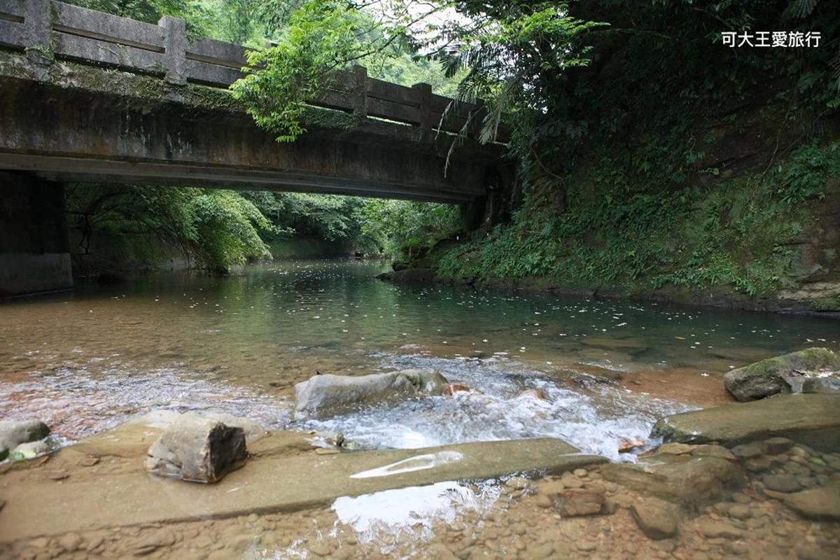 「富民親水公園」的瑪陵坑溪蜿蜒流淌。(圖/可大王愛旅行提供)