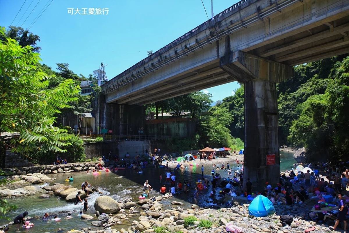 「東眼橋親水空間」,大多數人都聚在橋下陰影處遮陽。(圖/可大王愛旅行提供)