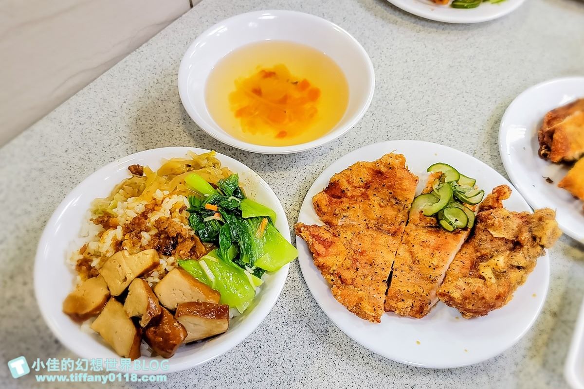 「金園排骨」130的排骨飯有1塊炸排骨、菜飯跟1碗湯，菜飯就是滷肉飯加上3樣配菜。（圖／小佳的幻想世界提供）