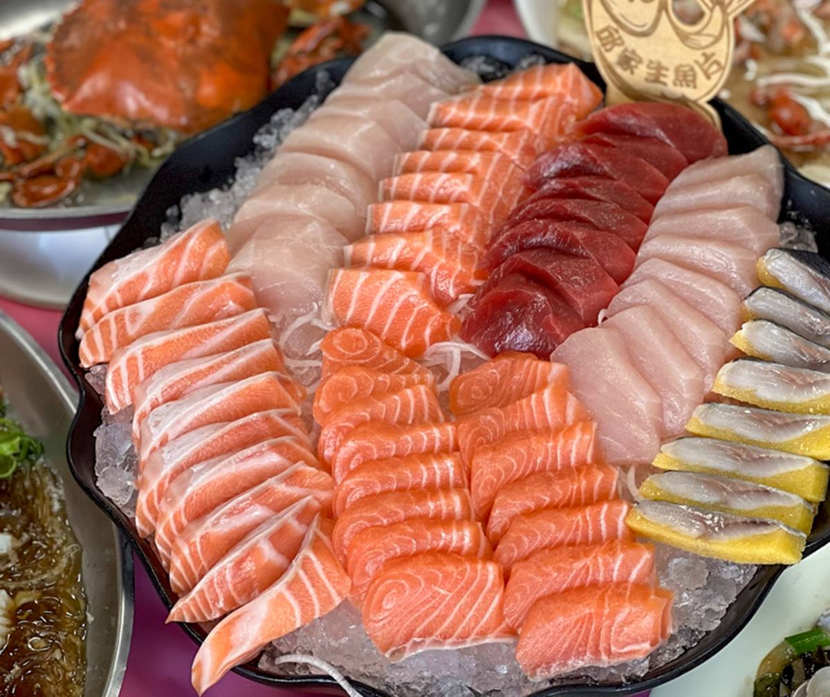 邱家生魚片的「綜合生魚片」整盆超吸睛。(圖/花露露 の花花世界提供)