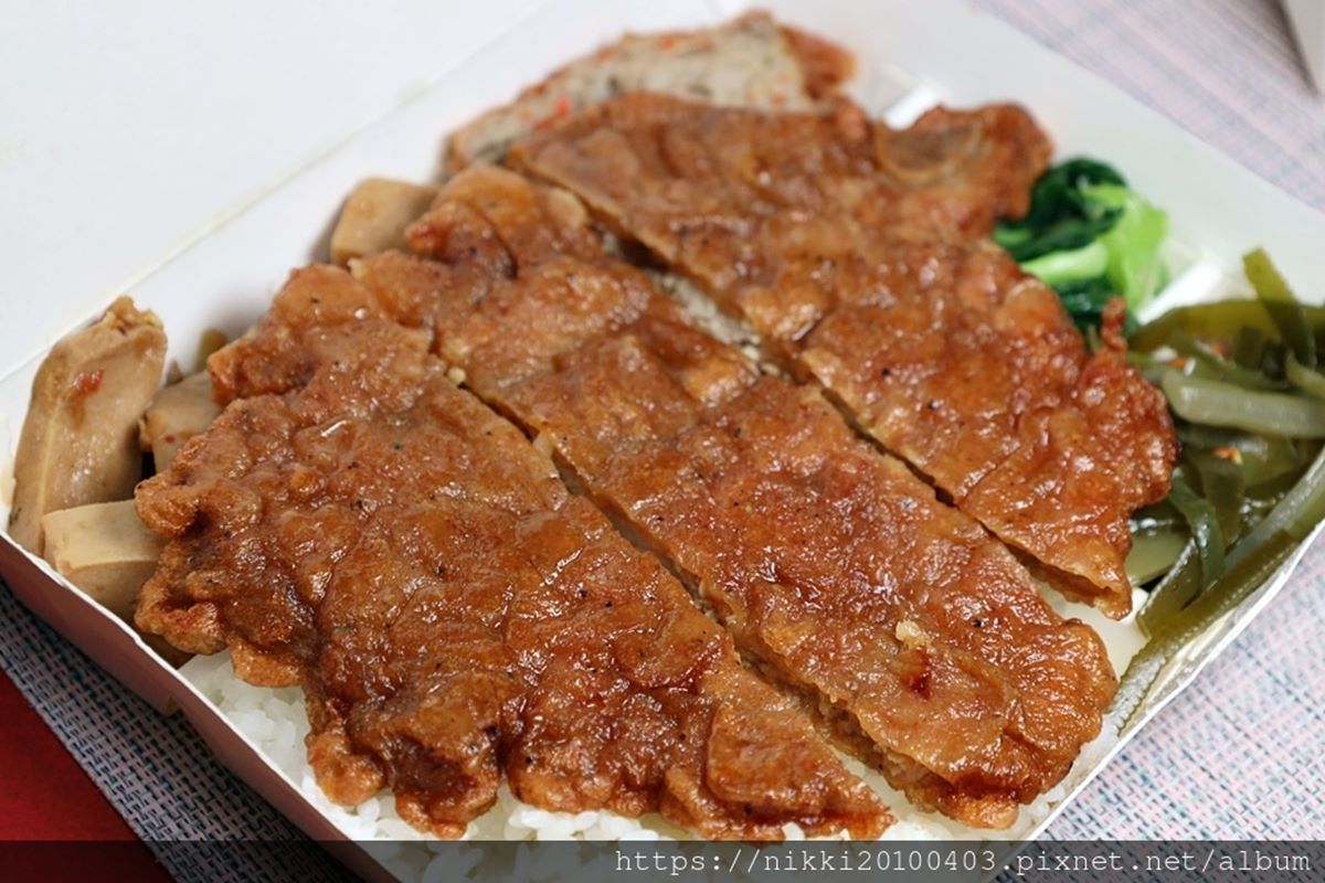 「九九排骨飯」採用現宰溫體豬肉，現點現炸的排骨有厚度。（圖／妮妮女王的美食旅遊親子後花園提供）