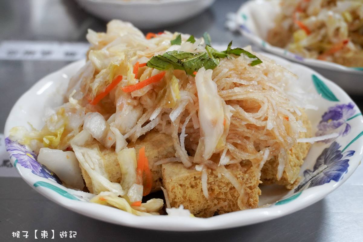 「玉里橋頭臭豆腐」的「臭豆腐」有滿滿的泡菜跟白蘿蔔絲。（圖／猴子【東】遊記提供）