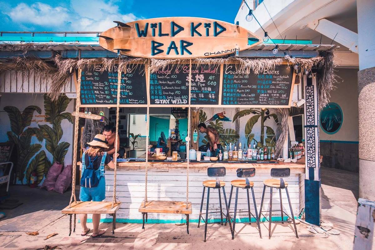 「Wild Kids • 野海子」的店面設計相當有海島度假風情。(圖/大手牽小手玩樂趣提供)
