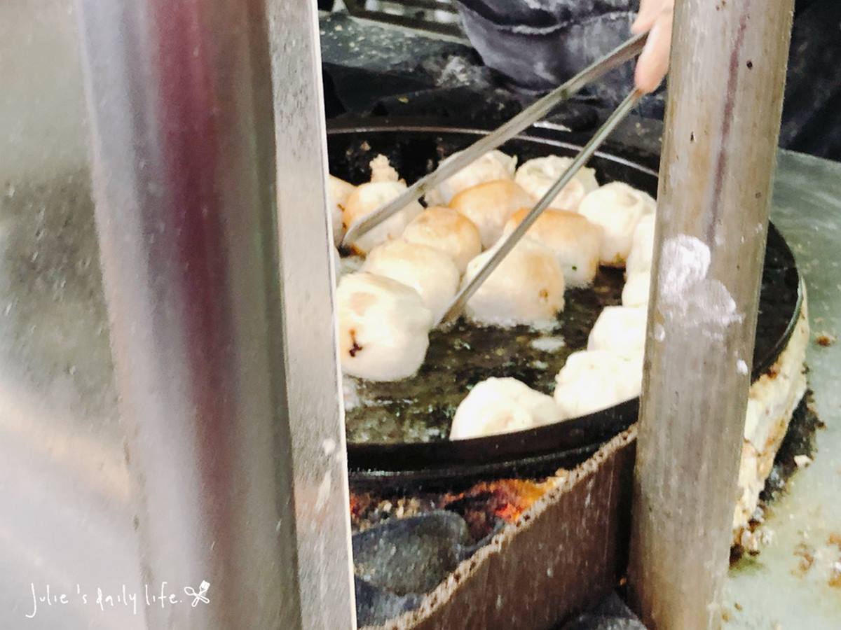 起鍋前阿姨會幫水煎包翻身,讓整顆都能均勻酥脆。(圖/跟著Julie一起走吧提供)