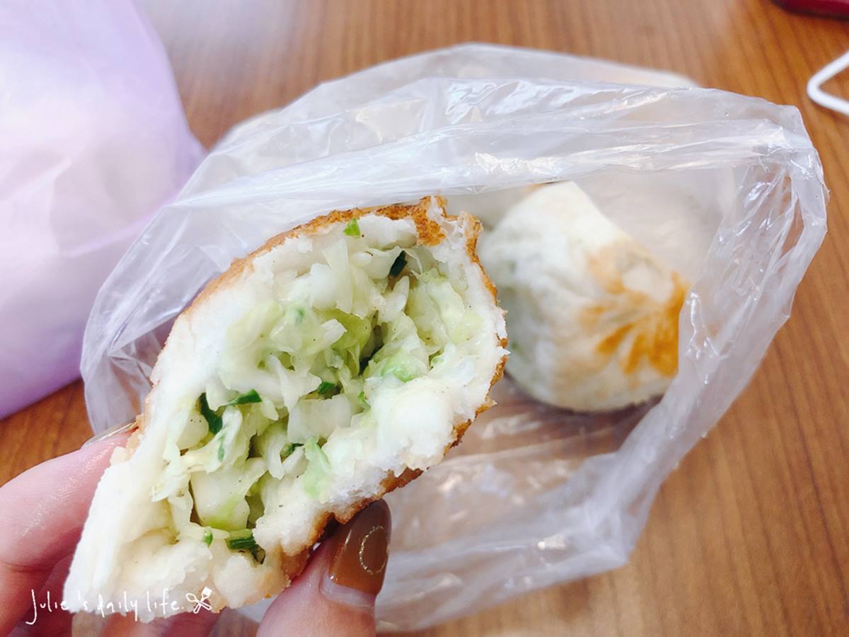 水煎包以高麗菜為主,自然的蔬菜甜味也很棒。(圖/跟著Julie一起走吧提供)