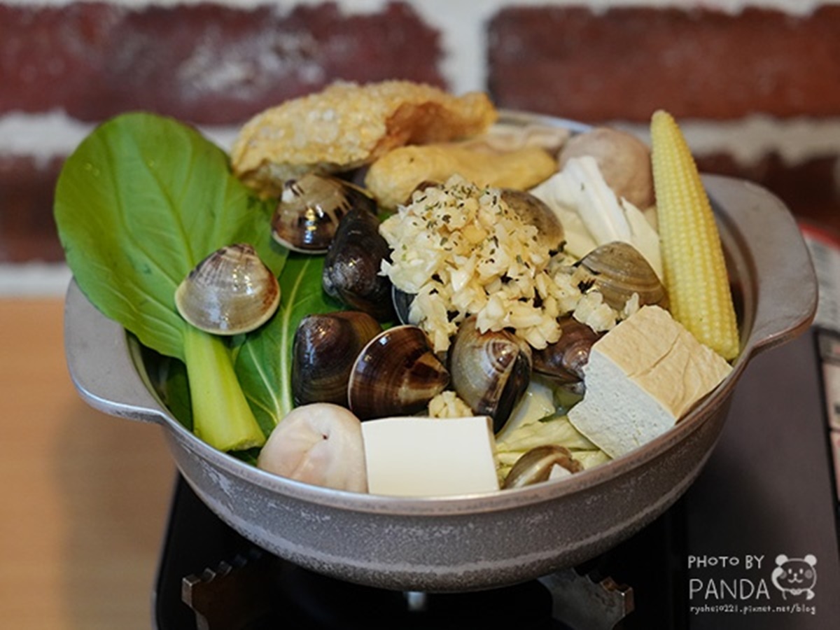 用淡淡的酒香和蒜頭去提味,喝起來很爽口,裡面的蛤蜊也很肥美。(圖/panda’s paradise提供)