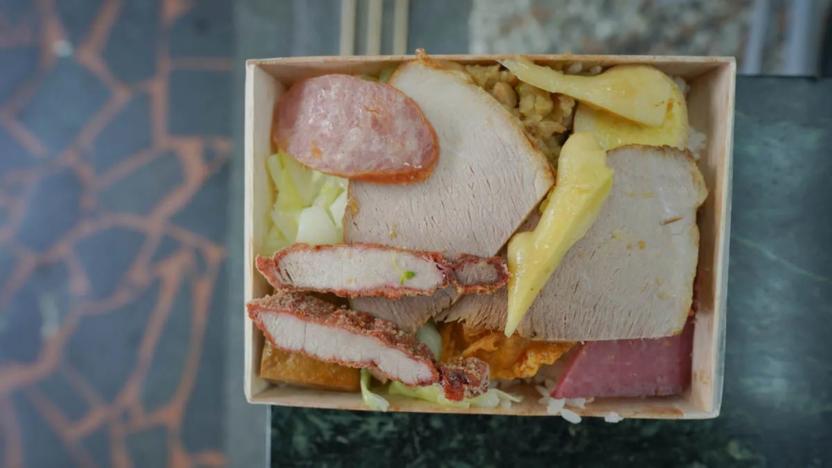源昌關山便當的「招牌便當」配料眾多。(圖/貪吃鬼熊熊提供)