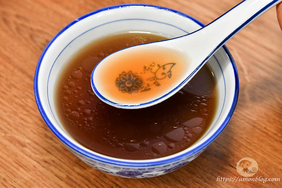 免費藥膳雞湯雖然說是清湯,但喝起來味道香濃且微甜。(圖/阿mon世界趴趴走)