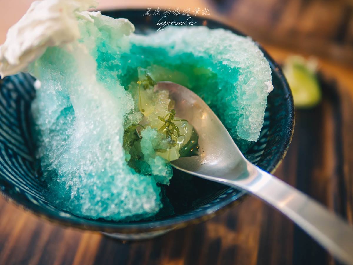 餡料除了蒟蒻以外，為呈現「海味」，店家還加入海草。（圖／黑皮的旅遊筆記提供）