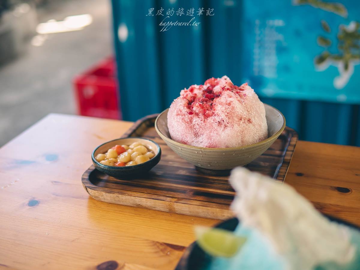 彷彿冒著粉紅泡泡的花神冰，淋上自製洛神花醬，還有自釀的梅酒。（圖／黑皮的旅遊筆記提供）