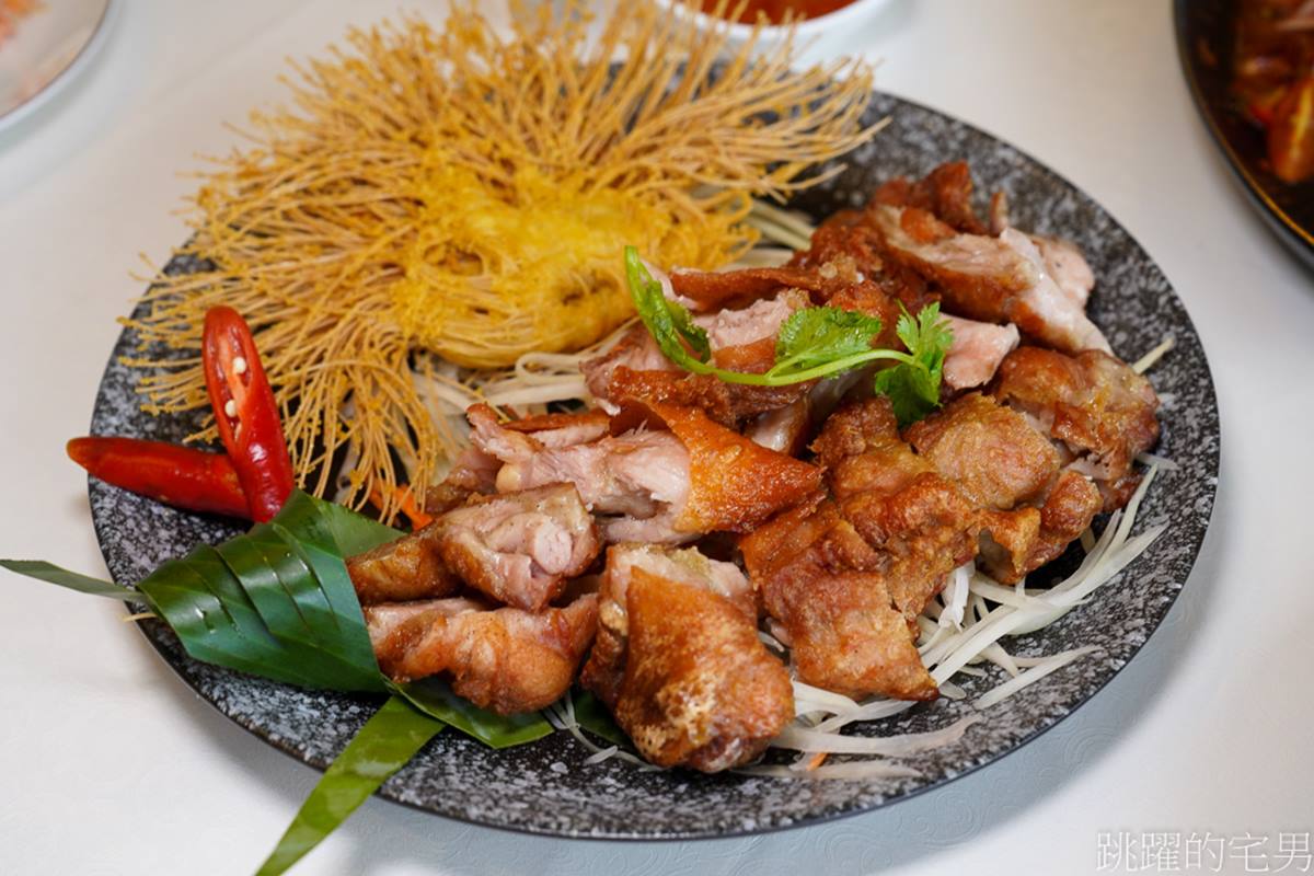 泰式脆皮雞的外皮很是酥脆，肉汁鮮嫩，配上泰式醬很對味。（圖／跳躍的宅男）