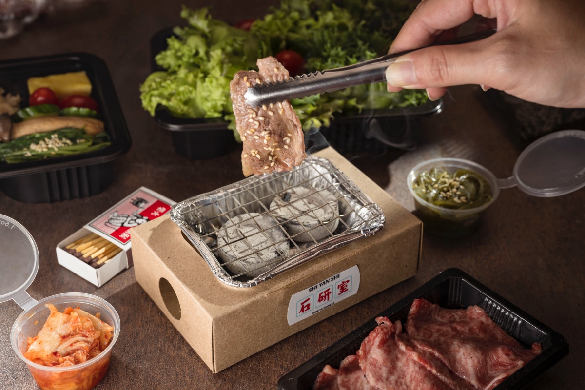 精巧餐盒中擁有完整的燒烤設備,無煙爐炭、火柴、小烤夾一應俱全。(圖/業者提供)