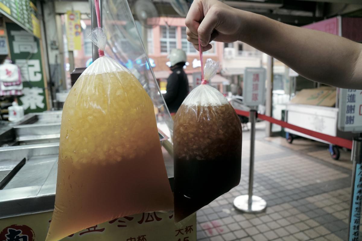 大袋綠茶(60元,左)需要10個人才能喝完。(圖/台北最好玩:Muying帶路深度遊台北》提供)