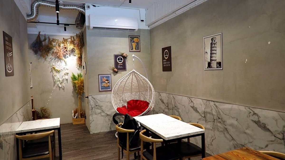 丄青初食（桃園店）的裝潢以白色簡約風為主，非常清新。（圖／妮妮女王的美食旅遊親子後花園提供）