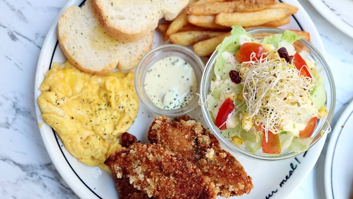 地中海炸魚（179元）的魚肉酥脆多汁。（圖／妮妮女王的美食旅遊親子後花園提供）