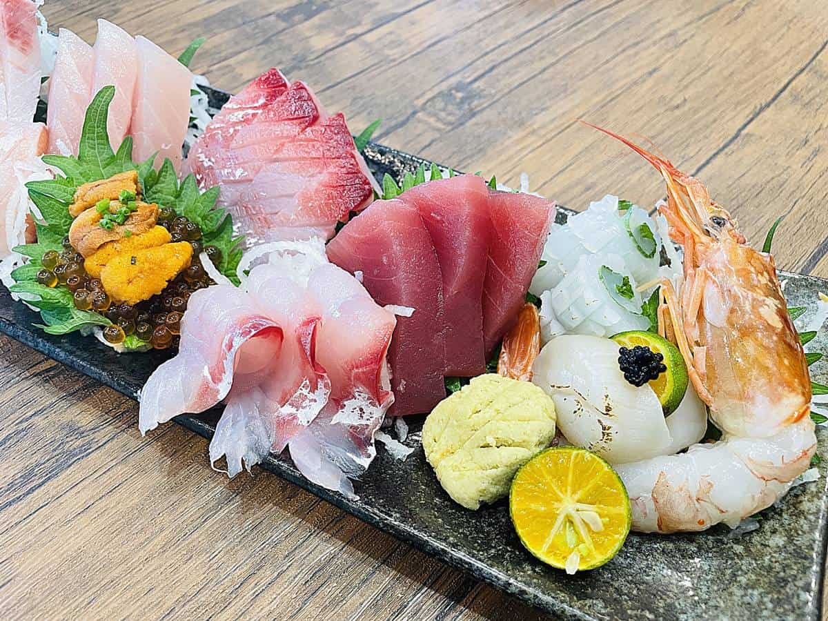 封鰭極特上刺身620元，多款生魚片擺在一起超澎派。（圖／金亮亮提供）