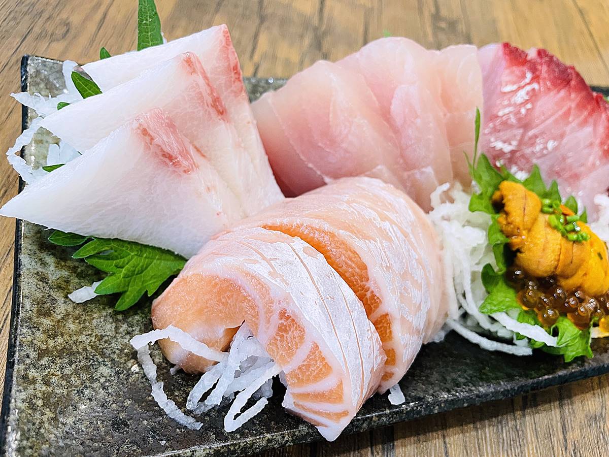生魚片的擺盤顏色由淺而深，味道也會愈來愈重，看得出店家的小心思。（圖／金亮亮提供）