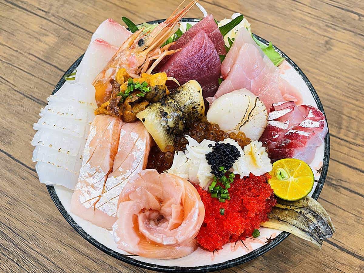 封鮨極全席550元醋飯分量多，每口都能吃到滿滿海鮮。（圖／金亮亮提供）