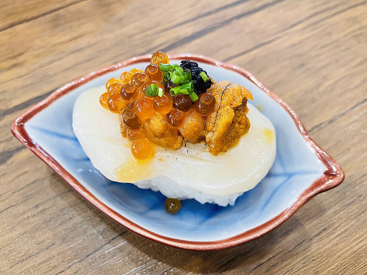 干貝漢堡握壽司180元，將高級食材同時送入口中真的太幸福啦。（圖／金亮亮提供）