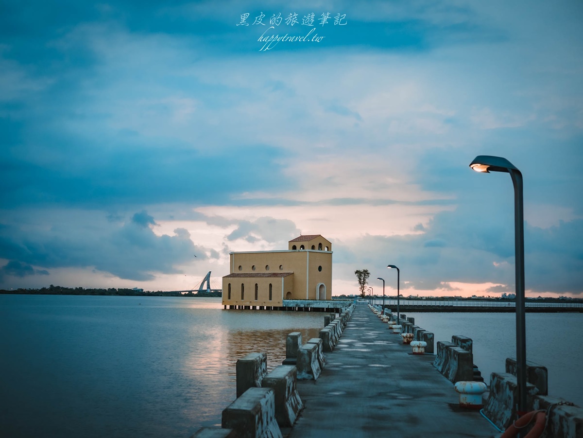 在海上教堂後方是一片橙橘的黃昏美景。(圖/黑皮的旅遊筆記提供)