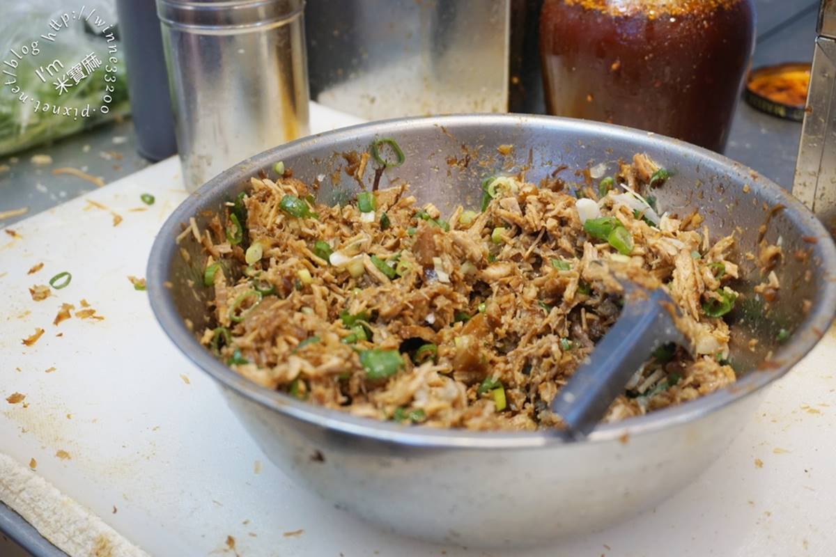 剁剁肉除了帶有些許甜味外，搭配蔥珠更好入口。（圖／米寶麻幸福滿載提供）