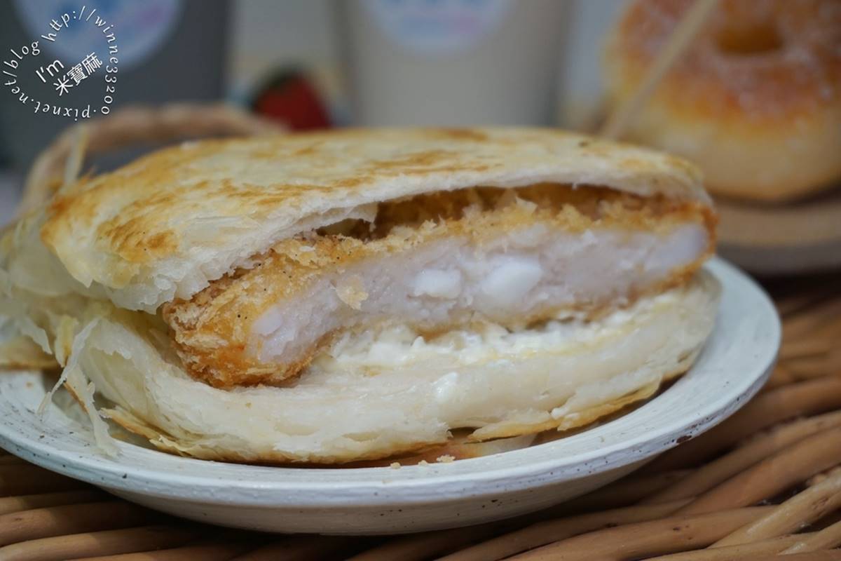 酥香的黃金蝦，搭配脆爽高麗菜絲以及莎莎醬，層次超豐富。（圖／米寶麻幸福滿載提供）