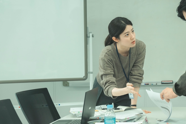 南志鉉飾熱血記者「吳仁京」。(圖/ Netflix提供)