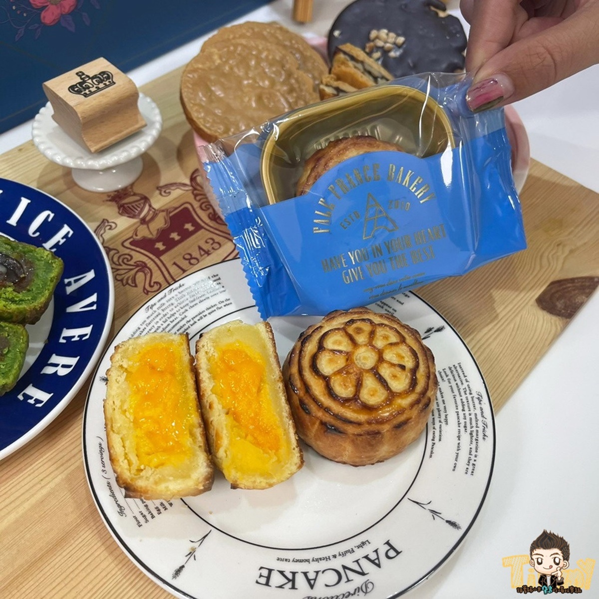 「黃金流沙酥」餅皮酥鬆不油膩，搭配鹹香帶甜的流沙內餡。 （圖／跟著踢小米吃喝玩樂趣提供）