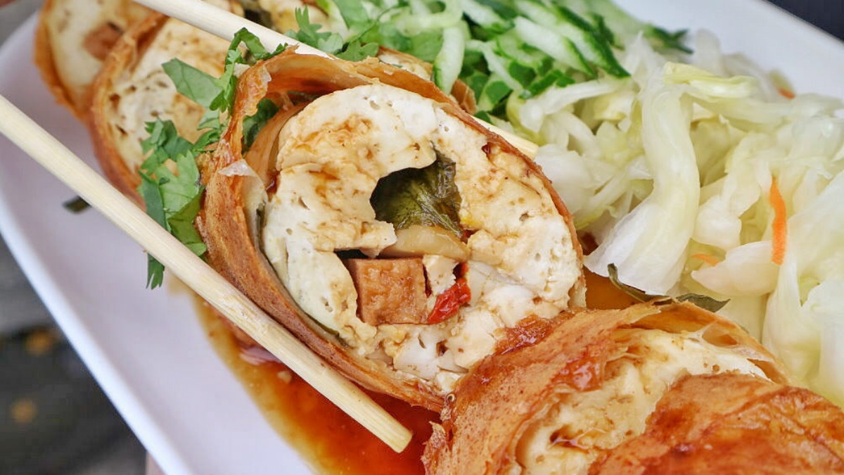 搭配滿滿的小黃瓜絲及泡菜吃超滿足。（圖／糖糖‘s享食生活提供）