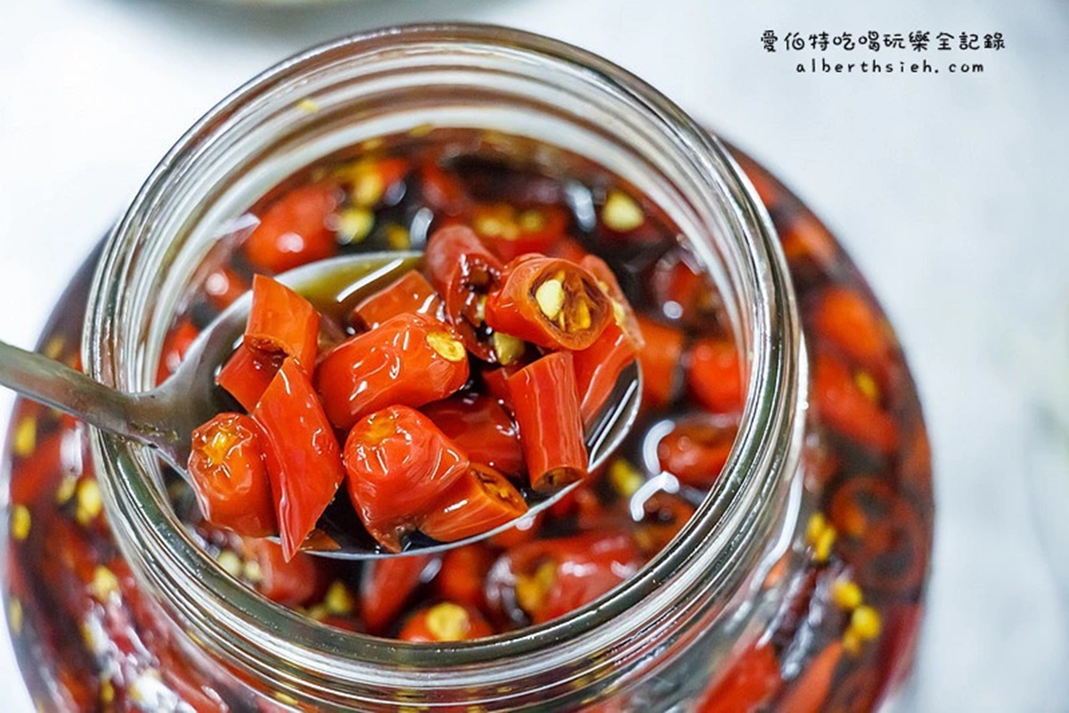 店家還提供辣椒醬油提味,吃起來是帶有後勁的辣。(圖/愛伯特吃喝玩樂全記錄提供)