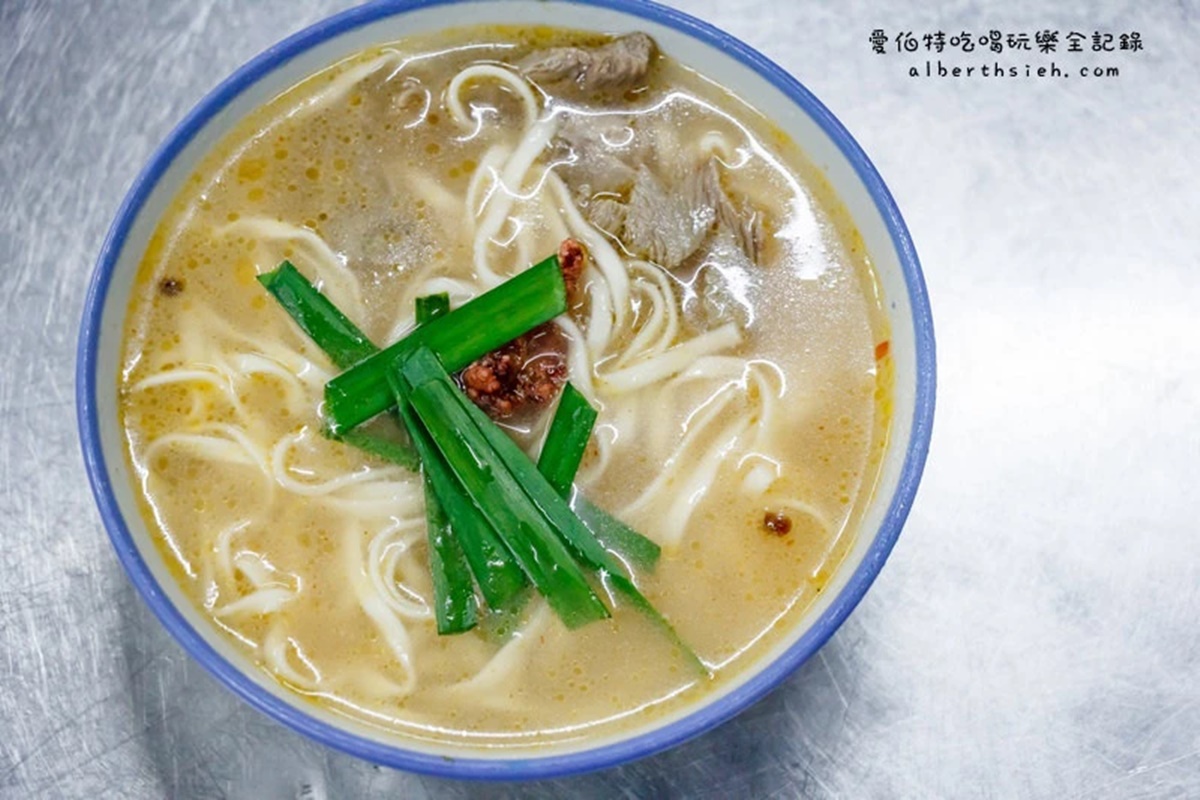 「垃圾麵」(小碗50元/大碗70元)麵條不會太軟爛,帶有一點點微辣的湯頭喝起來很過癮。(圖/愛伯特吃喝玩樂全記錄提供)