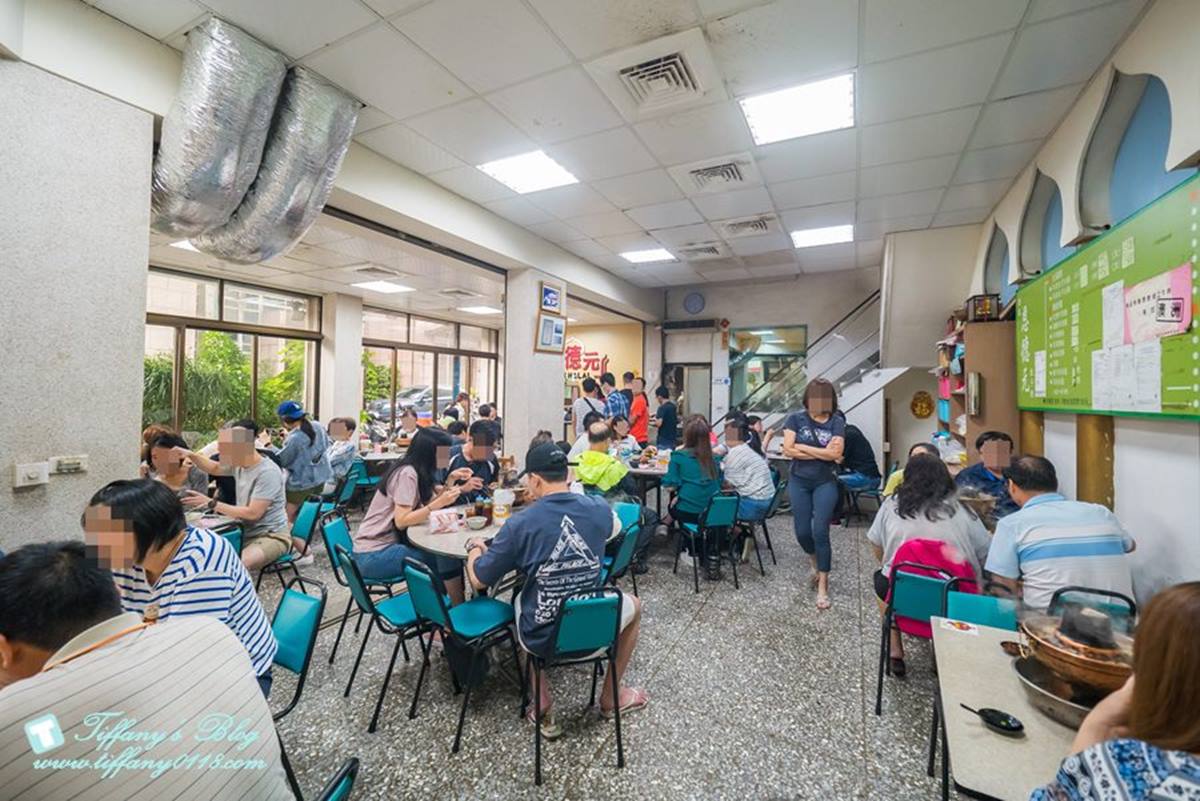 「清真恩德元餃子館」用餐空間有２層樓，各時段人氣都很旺。（圖／小佳的幻想世界提供）