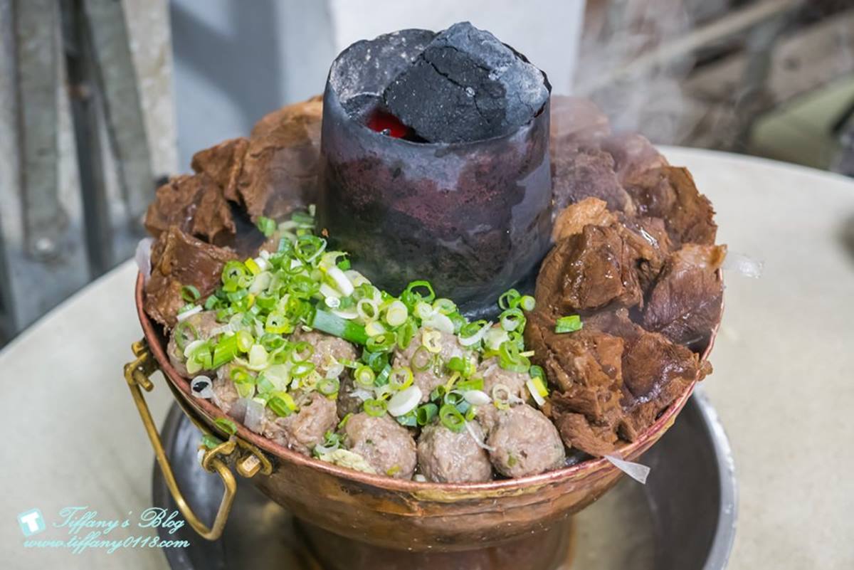 「牛肉火鍋」（1,050元，小份）肉量給得很足，簡直都要炸出鍋外！（圖／小佳的幻想世界提供）