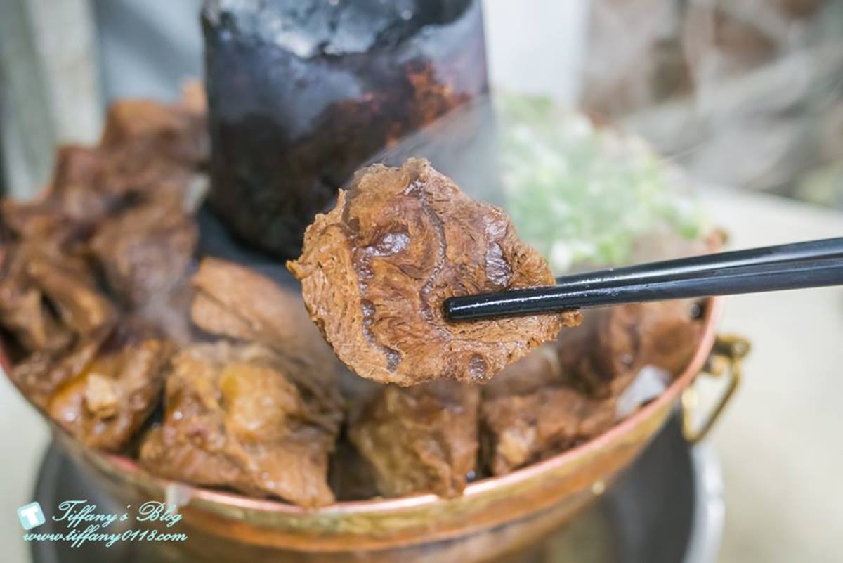 鍋內堆的滿滿肉塊誠意十足，部位肥瘦都有，大家可以挑喜歡的部位吃。（圖／小佳的幻想世界提供）